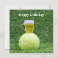 Tennisball mit Bier auf grünem Gras Geburtstag