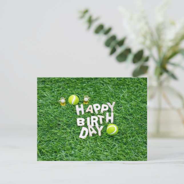 Tennisball mit Happy Birthday mit Bier Postkarte (Stehend Vorderseite)