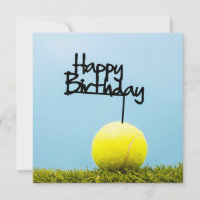 Tennisball mit Happy Birthday Sign auf blauem Himm