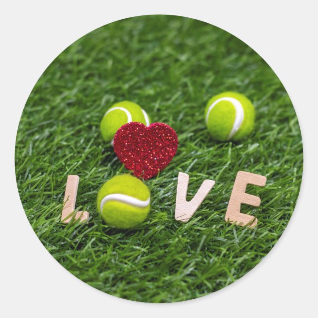 Tennisball mit Liebe auf grünem Gras Runder Aufkleber (Vorderseite)