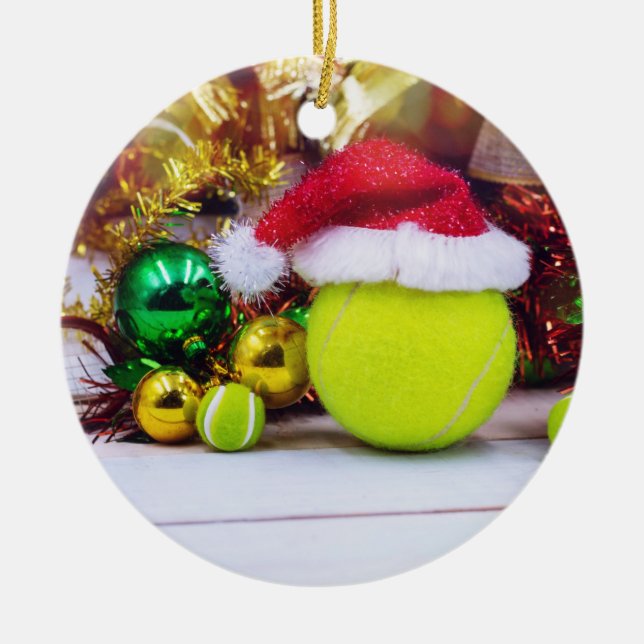 Tennisball mit Weihnachtsmannmütze für den Weihnac Keramik Ornament (Vorne)