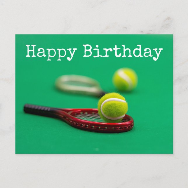Tennisball und roter Schläger auf grünem Happy Bir Postkarte (Vorderseite)