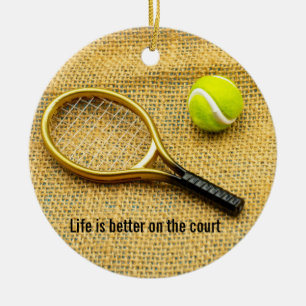 Tennisball und Schläger auf braunem Leben sind be Keramik Ornament
