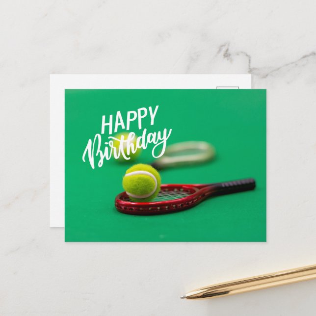 Tennisball und Schläger auf grünem Happy Birthday  Postkarte (Vorderseite/Rückseite Beispiel)