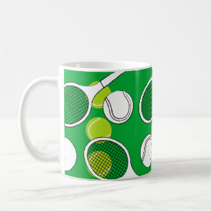 Tennisball und Schläger Schwarz-weiß auf Grünplatz Kaffeetasse