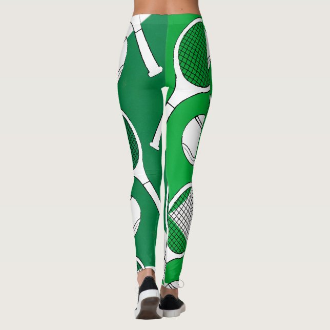 Tennisball und Schläger Schwarz-weiß auf Grünplatz Leggings (Rückseite)