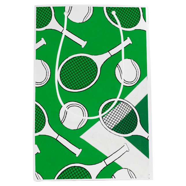 Tennisball und Schläger Schwarz-weiß auf Grünplatz Mittlere Geschenktüte (Vorderseite)