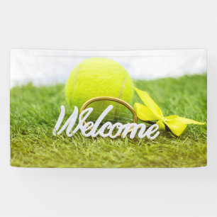 Tennisbälle und Schläger heißen Grün willkomme Banner