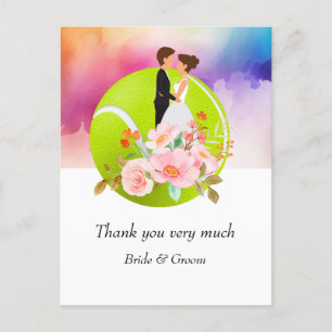 Tennisbride und Groom auf Tennisball für Hochzeite Postkarte