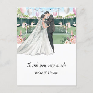 Tennisbride und Groom auf Tennisball für Hochzeite Postkarte