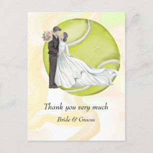 Tennisbride und Groom auf Tennisball für Hochzeite Postkarte