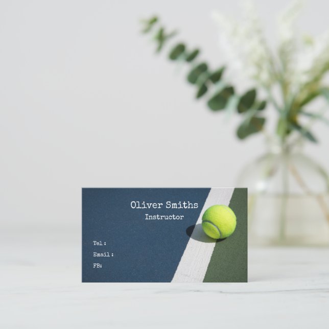 Tennislehrer mit Tennisball auf Blue  Visitenkarte (Stehend Vorderseite)