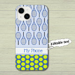 Tennismuster individuelle Name blau iPhone 14 Hülle<br><div class="desc">Dieses Tennisdesign verwendet Tennisbälle,  die ein helles Polka-Punktmuster erzeugen,  und es gibt ein weiteres Muster mit Tennisschlägern. Ein weißer Streifen gibt Ihnen Platz,  um mit einem Namen oder einem anderen Text zu personalisieren. Hintergrund: zwei Blautöne.</div>
