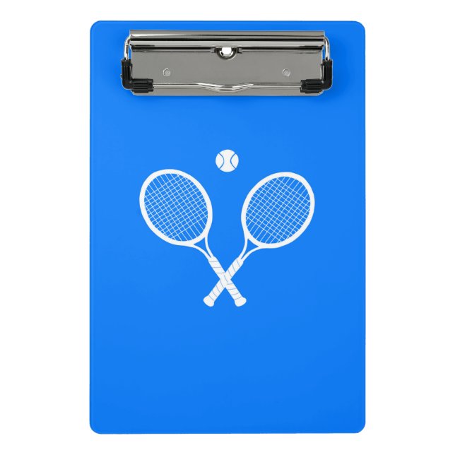 Tennisschläger mit Ball auf blauem Hintergrund Mini Klemmbrett (Vorderseite)