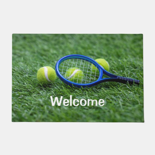 Tennisschläger mit Ball auf grünem Gras Fußmatte (Vorderseite)