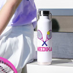 Tennisschläger Rosa-Gelb personalisiert Trinkflasche<br><div class="desc">Tennis zwei Schläger und Balldesign in hellrosa,  gelb und marineblau auf einer sportlichen Wasserflasche,  personalisieren mit Ihrem eigenen Namen,  Coach oder Tennisclub,  liest derzeit Medika. Originelle grafische Kunst und Design von Sarah Trett für www.mylittleeden.com</div>