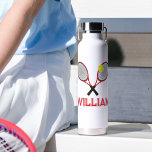 Tennisschläger Rot Schwarz-weiß personalisiert Trinkflasche<br><div class="desc">Tennis zwei Schläger und Balldesign in rot,  gelb und schwarz Sportwasserflasche,  personalisieren Sie mit Ihrem eigenen Namen,  Coach oder Tennisclub. Originelle grafische Kunst und Design von Sarah Trett für www.mylittleeden.com</div>