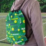 Tennissportarten, grün, blau, gelb, individuelle N Sportbeutel<br><div class="desc">Sporttennisball und Schläger auf einem grünen Hintergrund personalisiert Namensbeutel. Diese gemusterte Tasche mit typografischem Sportmotiv hat Tennisbälle und Schläger, die auf die Kugeln treffen. Im Feld grün, dunkelblau, cyan, Tennisball gelb grün und weiß. Dieses lustige sportliche Design kann mit Ihrem eigenen Namen angepasst werden, liest derzeit Jackson. Andere Sportbälle in...</div>