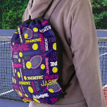 Tennissportarten Rosa-Gelb-individuelle Name Sportbeutel<br><div class="desc">Sporttennisball und Schläger auf einem dunkelblauen lila Hintergrund personalisierten Namensbeutel. Diese gemusterte Tasche mit typografischem Sportmotiv hat Tennisbälle und Schläger, die mit dunkelblauem lila, rosa, tiefblauem Rosa, Gelb, hellgelber und weißem Text auf die Kugeln treffen. Dieses lustige sportliche Design kann mit Ihrem eigenen Namen angepasst werden, liest derzeit Jasmine. Gut...</div>