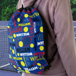 Tennissportarten Weißer individuelle Name Sportbeutel<br><div class="desc">Sporttennisball und Schläger auf blauem Hintergrund personalisiert Namenstasche. Diese gemusterte Tasche mit typografischem Sportmotiv hat Tennisbälle und Schläger, die auf die Kugeln treffen. In Hofblau, Tennisball gelb grün, rot, schwarz und weiß. Dieses lustige sportliche Design kann mit Ihrem eigenen Namen angepasst werden, liest derzeit William. Andere Sportbälle in diesem Design...</div>