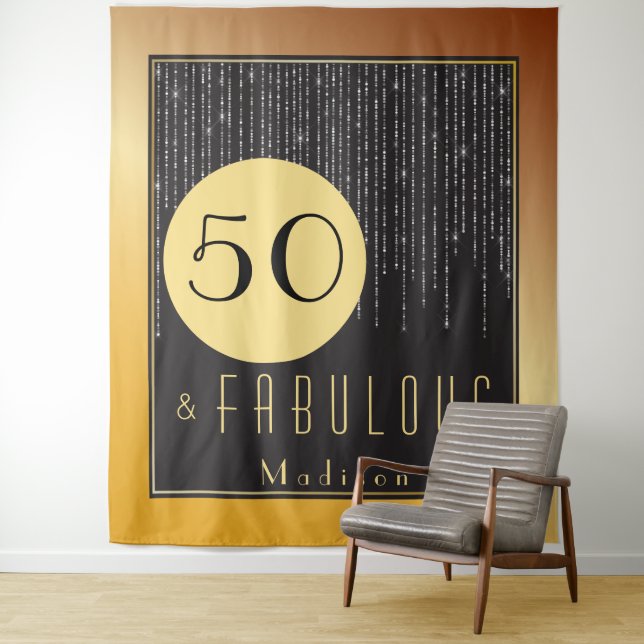 Tenture 50e anniversaire Fab Gold Cool Fun Tapestry (En situation)