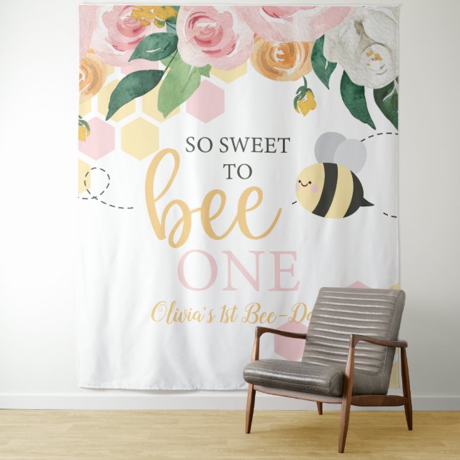 Tenture Bannière florale rose pour le 1er anniversaire de  (En situation)