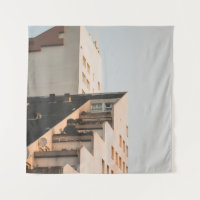 BÂTIMENT EN BÉTON BLANC
