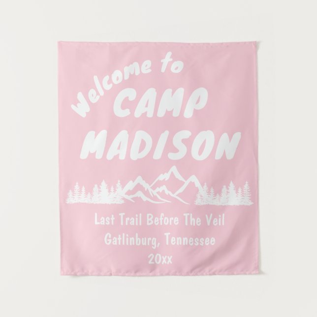 Tenture Camp Bachelorette Mountain Camping Party Pink Sign (Devant)