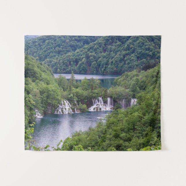 Tenture Cascade cascade avec forêt verte en Croatie (Devant (Horizontal))