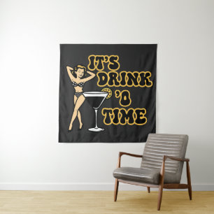 Tenture C'est l'heure de boire ! Pin-Up Lady à côté d'un v