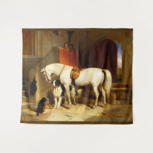 TENTURE CHEVAL BLANC AVEC CHIENS ET FALCONS EN STABLE