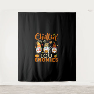 Tenture Chillin Avec Mes Gnomies ICU Infirmière Gnome Than
