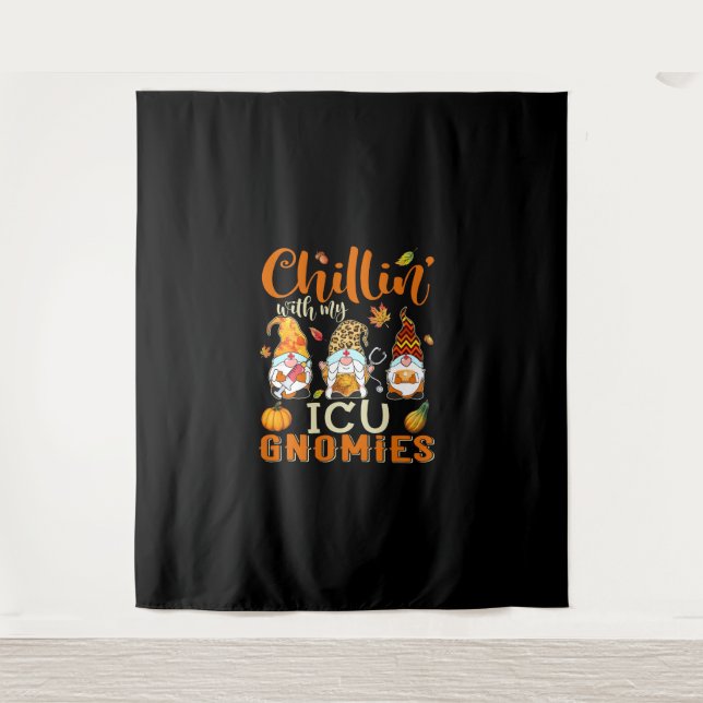 Tenture Chillin Avec Mes Gnomies ICU Infirmière Gnome Than (Devant)