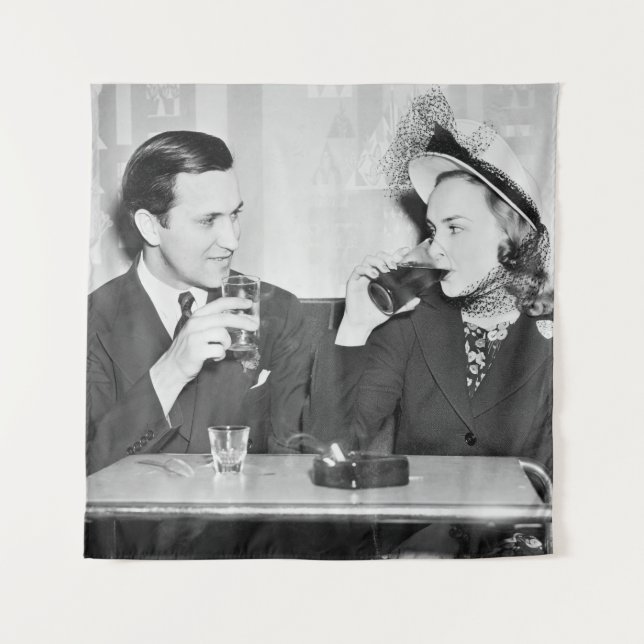 Tenture Couple sitting together in a restaurant flirting w (Devant)