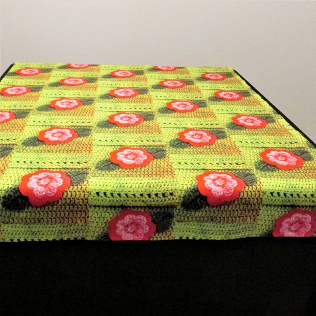 Tenture Crochet d'artiste rose chaud doré (Decorative tapestry can be used on walls table & other furniture. Floral Crochet by Delores Chamblin)