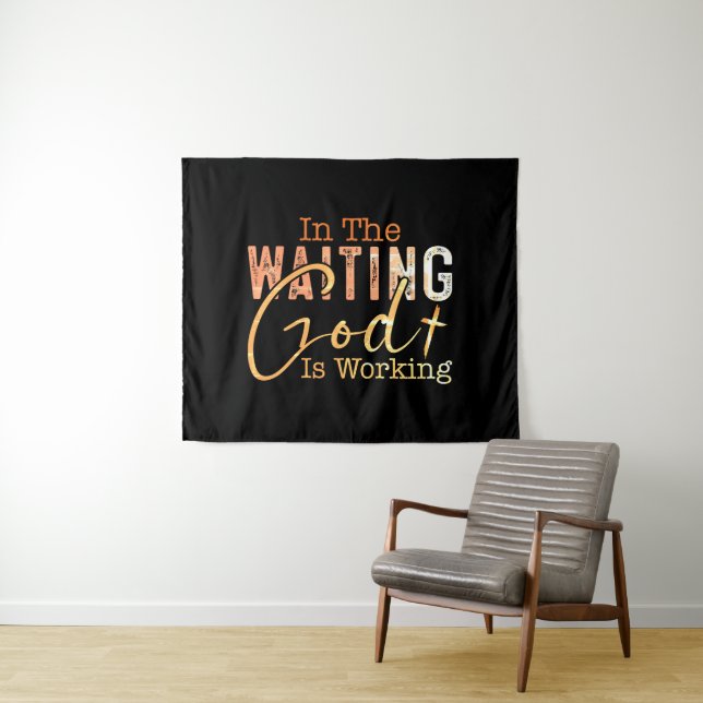 Tenture Dans l'attente, Dieu travaille Citation chrétienne (En situation (horizontale))