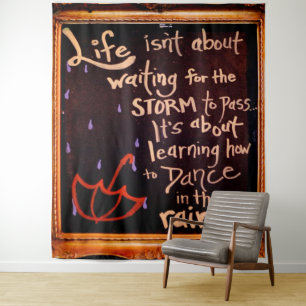 Tenture Danse sous la pluie, La Vie Cite Expressions