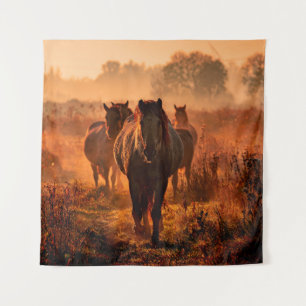 Tenture des chevaux koniks sauvages qui sont arrivés tout