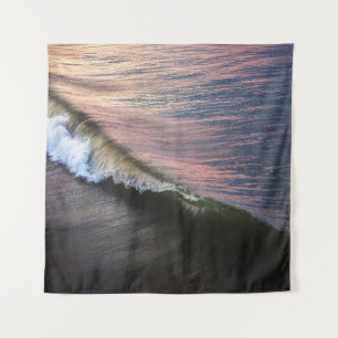 TENTURE DES VAGUES OCÉANIENNES CRASSENT SUR LE BORD PENDAN