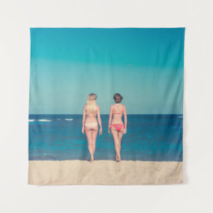 TENTURE DEUX FEMMES PORTANT DU BIKINI SUR LE BORD