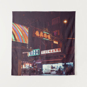 TENTURE DEUX PERSONNES MARCHANT LE LONG DE LA ROUTE SOUS S