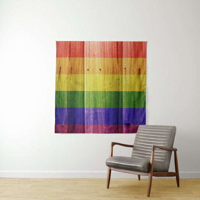 Tenture Drapeau de la fierté arc-en-ciel en bois (En situation)