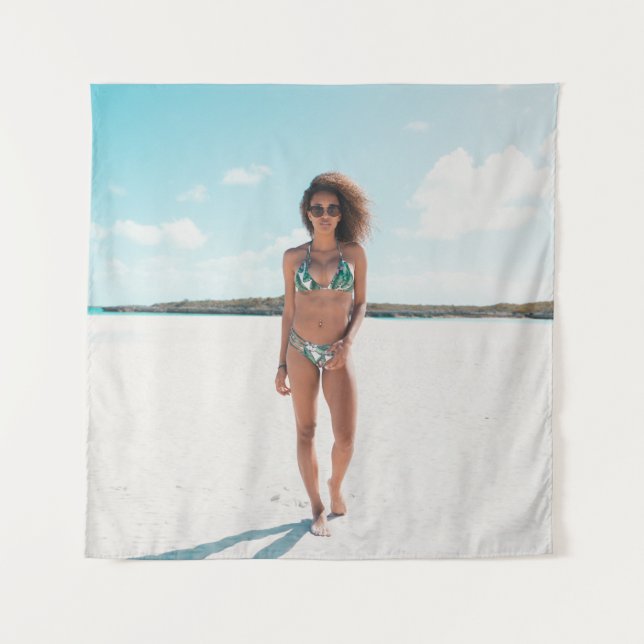 Tenture Femme en bikini debout sur le sable (Devant)