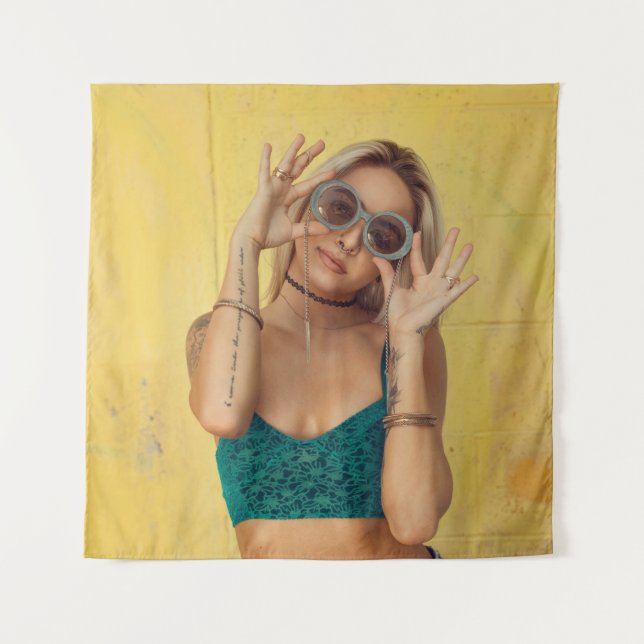 Tenture Femme en bralette bleue tenant des lunettes de sol (Devant)