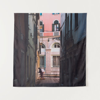 TENTURE FEMME EN CHEMISE BLANCHE ET PANNES NOIRES MARCHANT