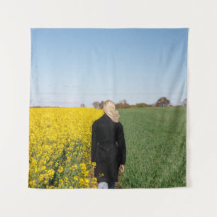 Tenture Femme en manteau noir debout sur un terrain d'herb