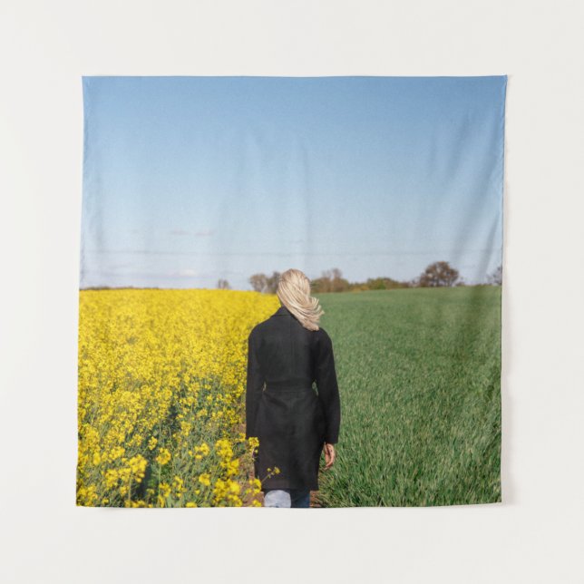 Tenture Femme en manteau noir debout sur un terrain d'herb (Devant)