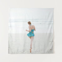 Femme marchant sur le rivage près de la plage