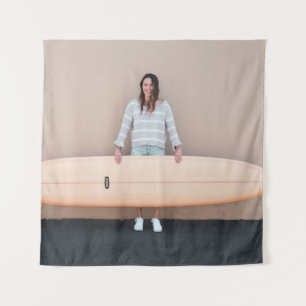 Tenture Femme portant gris et blanc rayé à manches longues