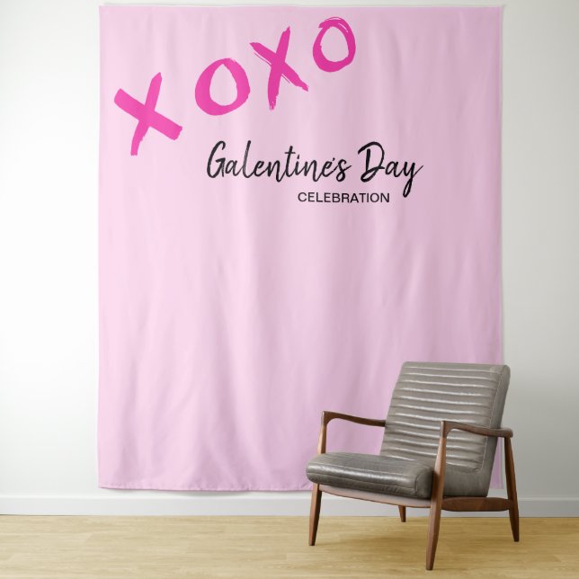 Tenture Fête de la Galentine rose XOXO (En situation)